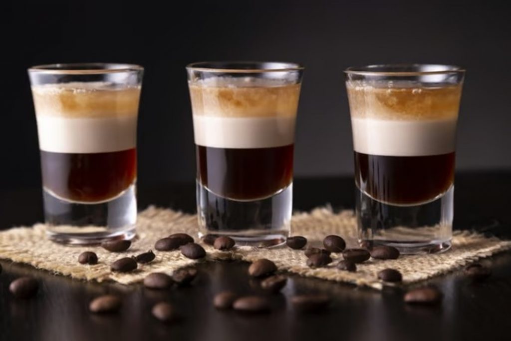 コーヒーを飲みながら健康的なライフスタイルを送る中高年女性