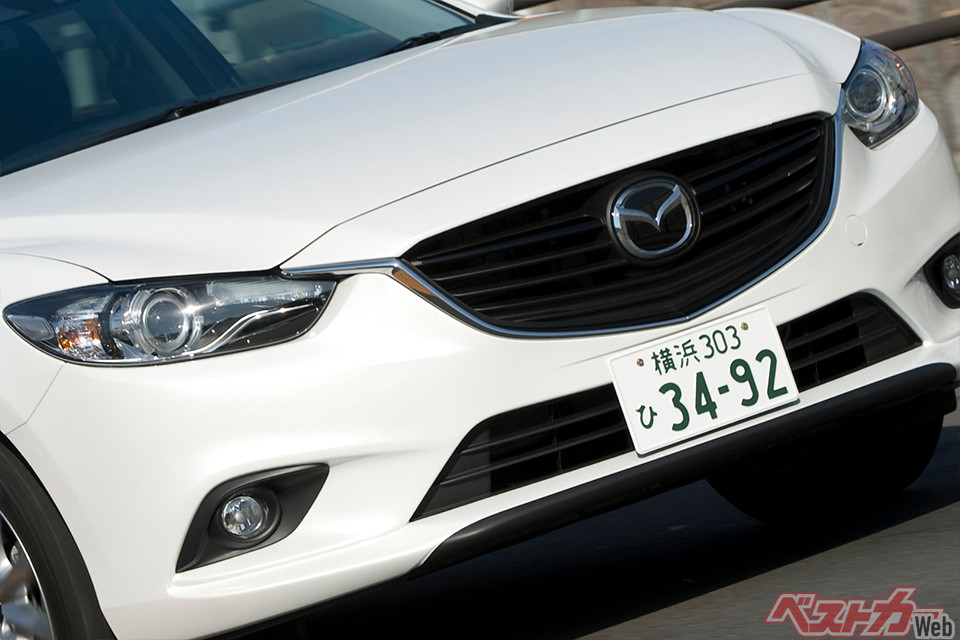 3代目マツダ アテンザワゴン（2012-2019年）中古車の外観イメージ。落ち着いたステーションワゴンのデザイン。