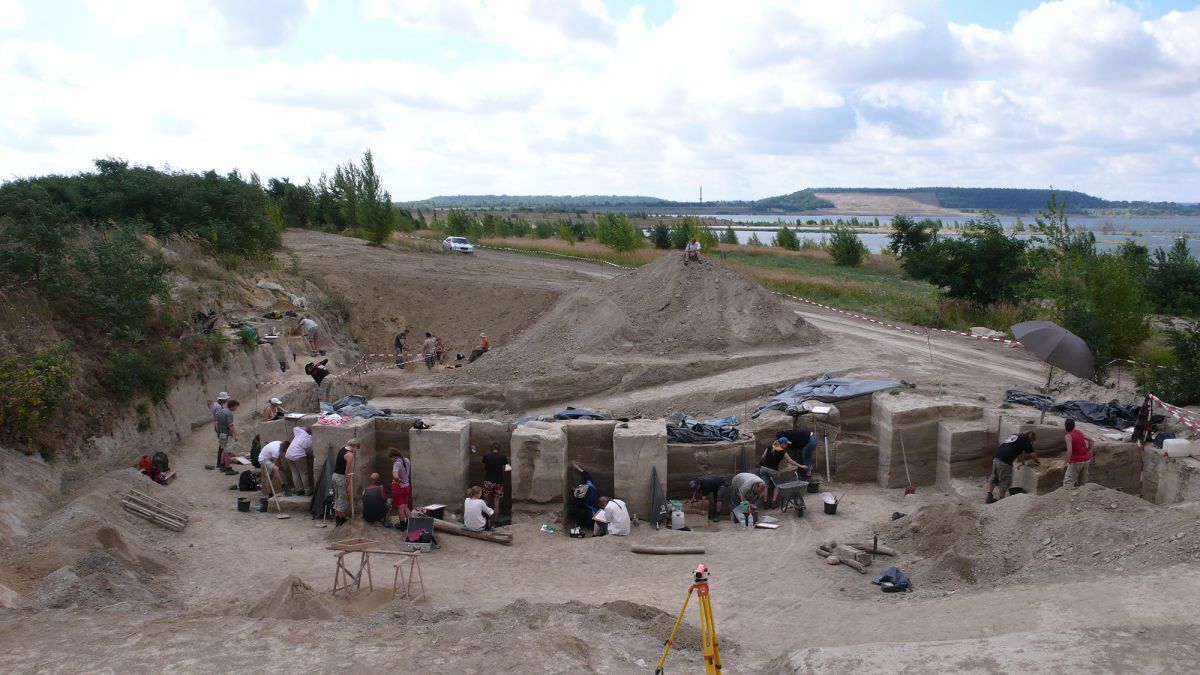 ドイツ中部のノイマルク・ノルド遺跡発掘現場。ネアンデルタール人の骨と石器が出土。