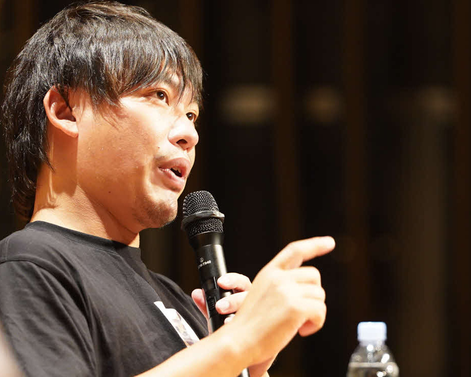 写真に収まる幻冬舎編集者・実業家の箕輪厚介氏。大災害の噂に対し発言。