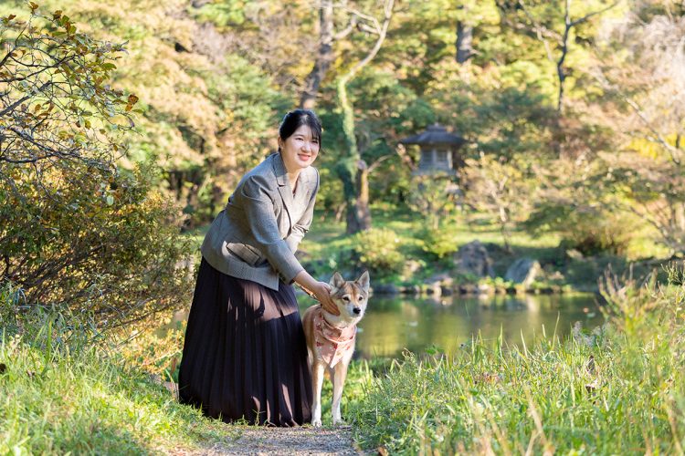 2021年撮影、愛子さまが愛犬由莉の頭を撫でながら笑顔を見せる様子（宮内庁提供）