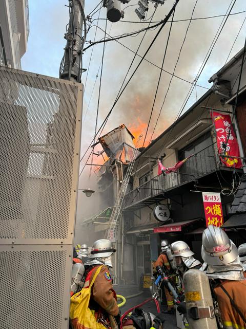 十三の飲食店で火災、10店舗が燃える　20代男性が搬送　大阪