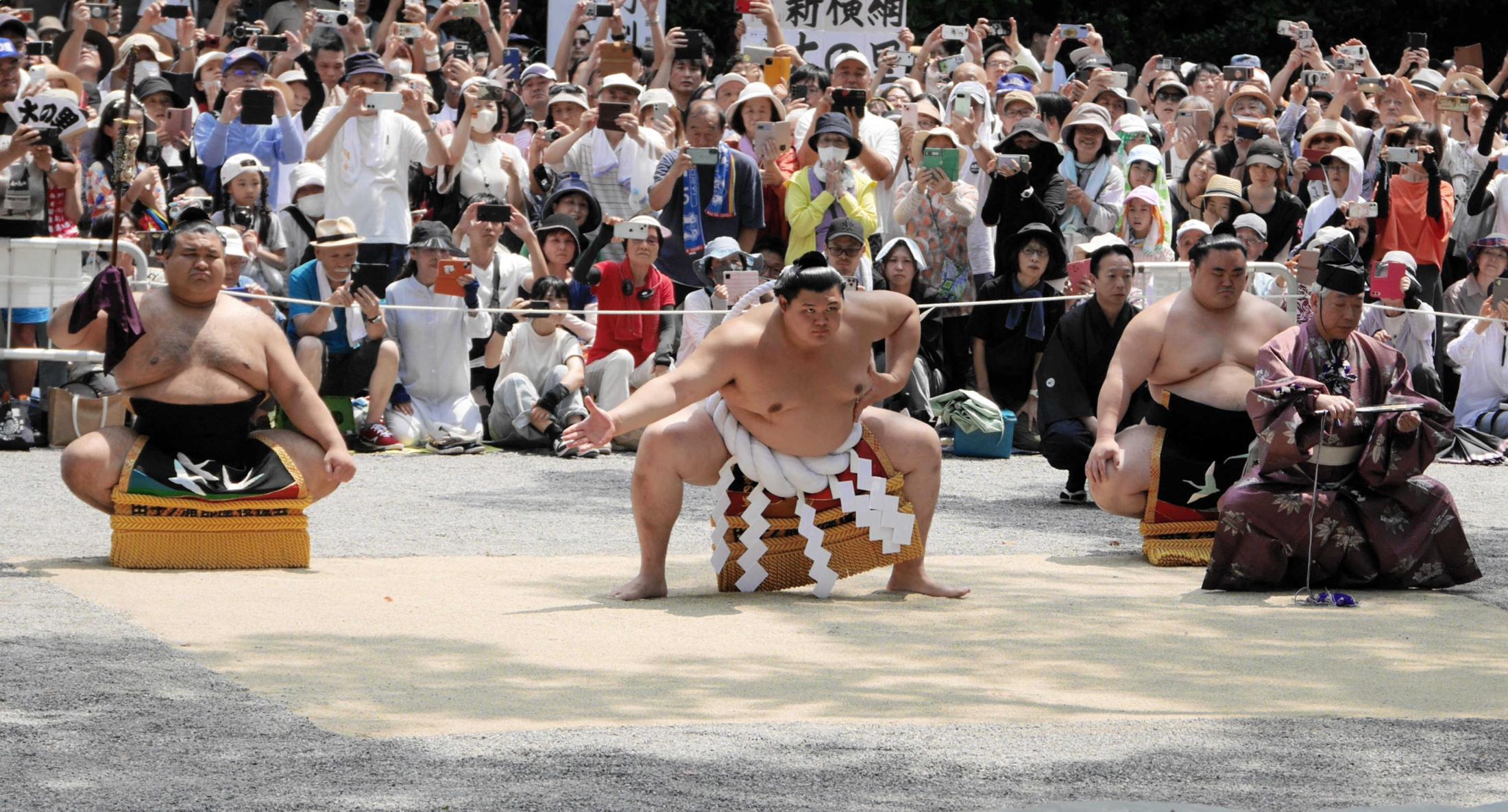 新横綱大の里 雲竜型で奉納土俵入り 東西横綱での披露は19年の