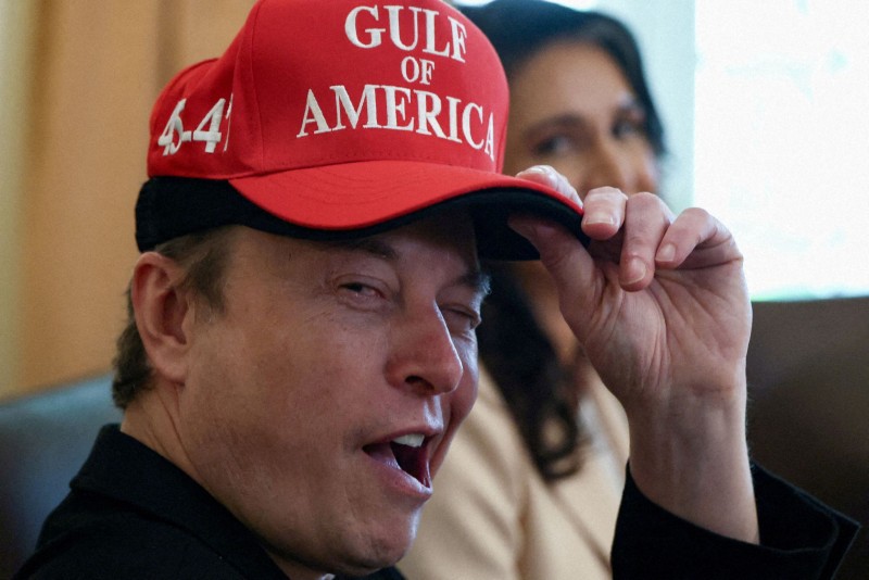 イーロン・マスク氏がトランプ米大統領の閣議に出席する様子。政権との関係性を示す写真。