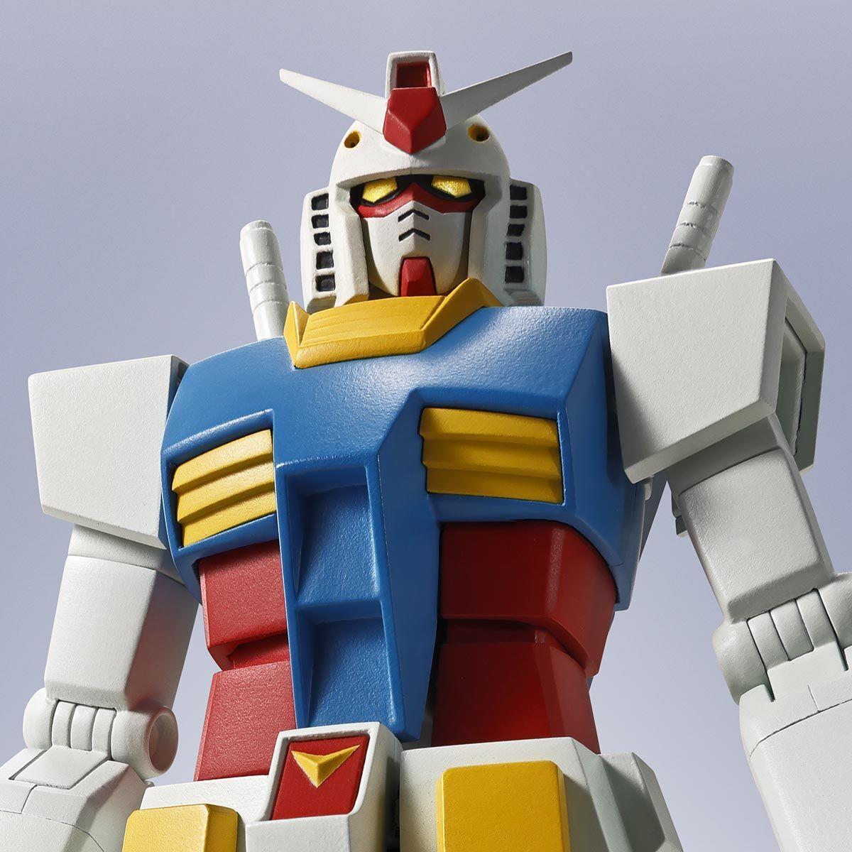 「METAL ROBOT魂 ガンダム（GQ）」フィギュア。シンプルな白い外観とシールド、背中のビームサーベル