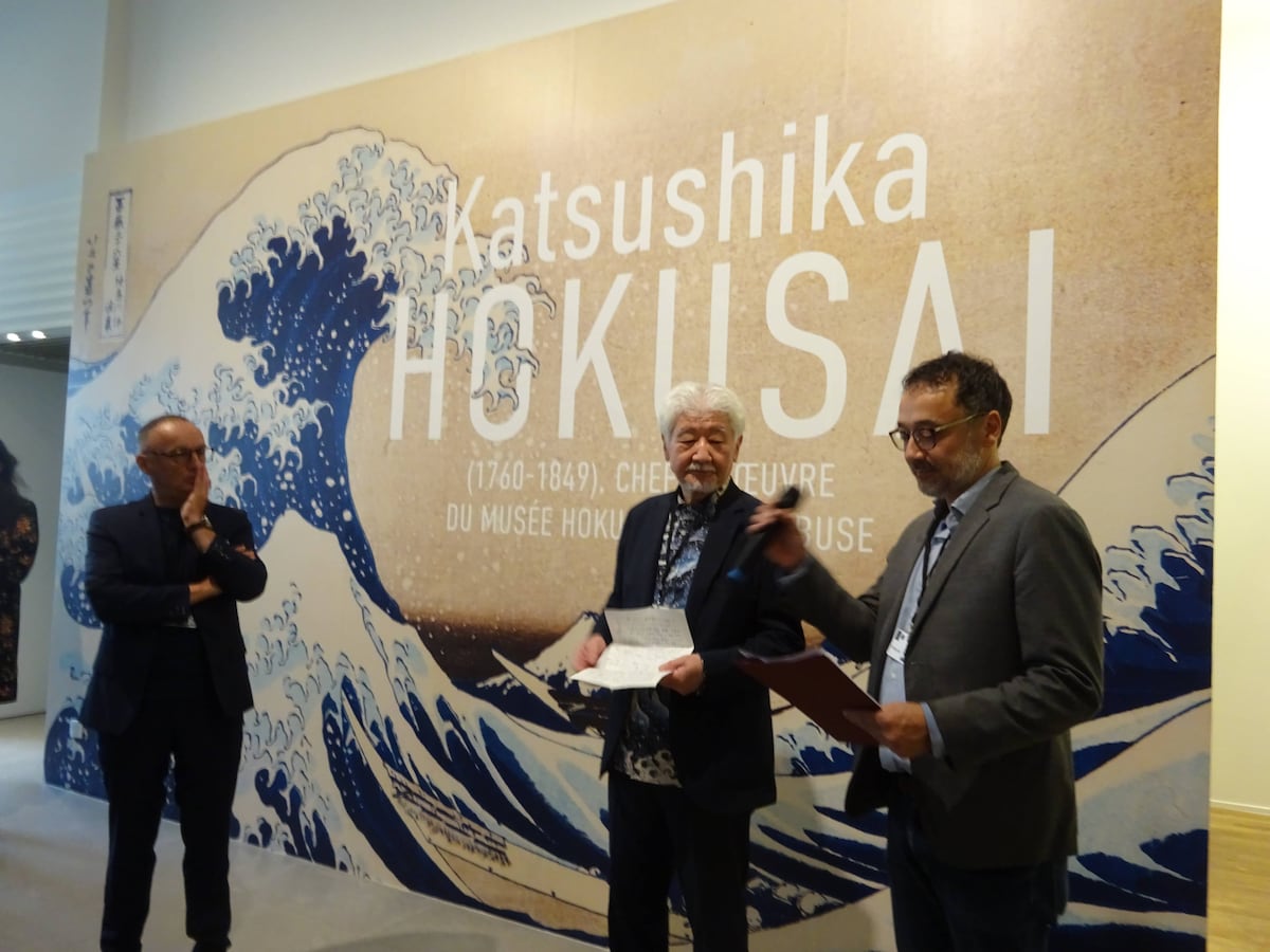 ナント北斎展の開幕式で挨拶する北斎館長と歴史博物館長