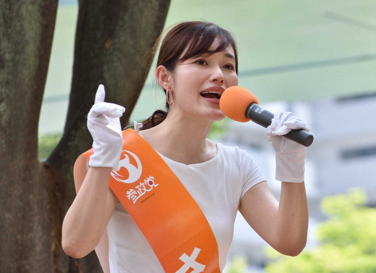 参院選東京選挙区に立候補した参政党のさや氏が聴衆に向けて演説する様子