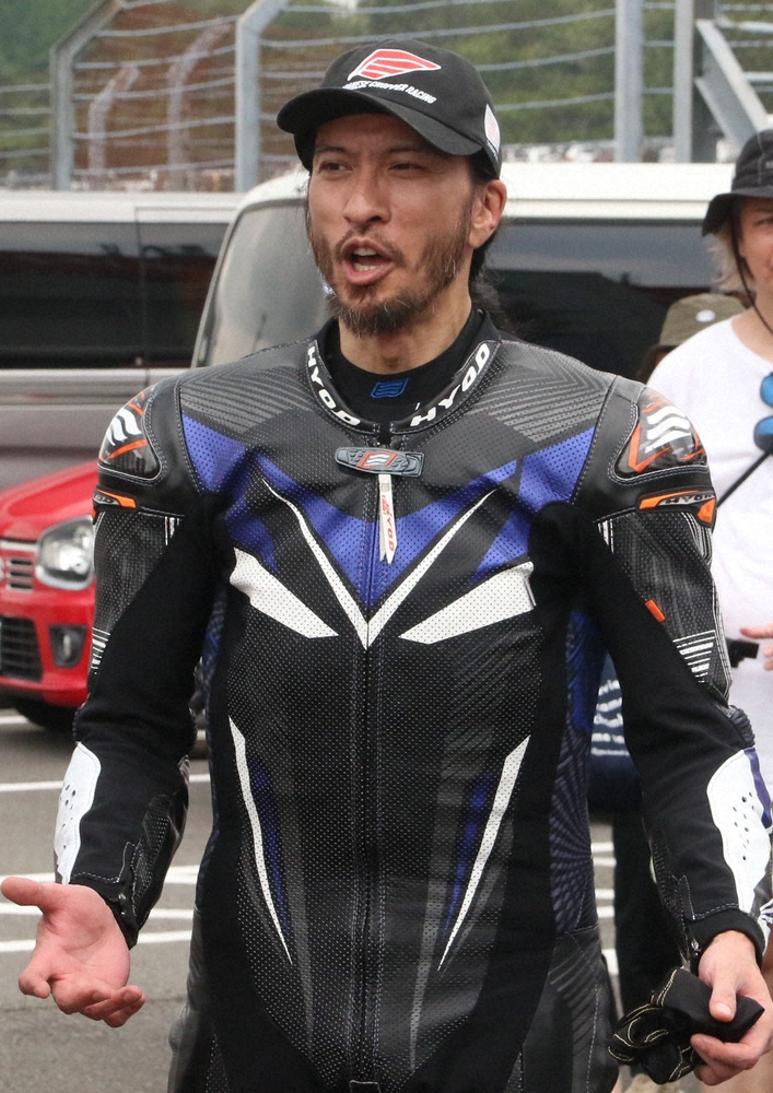 「2025クラブマンロードレース第2戦」に出場し、レース後に報道陣の取材に応じる長瀬智也