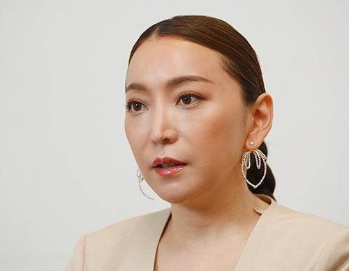 加藤綾菜さんと夫の加藤茶さん、愛犬と共に自宅でくつろぐ様子