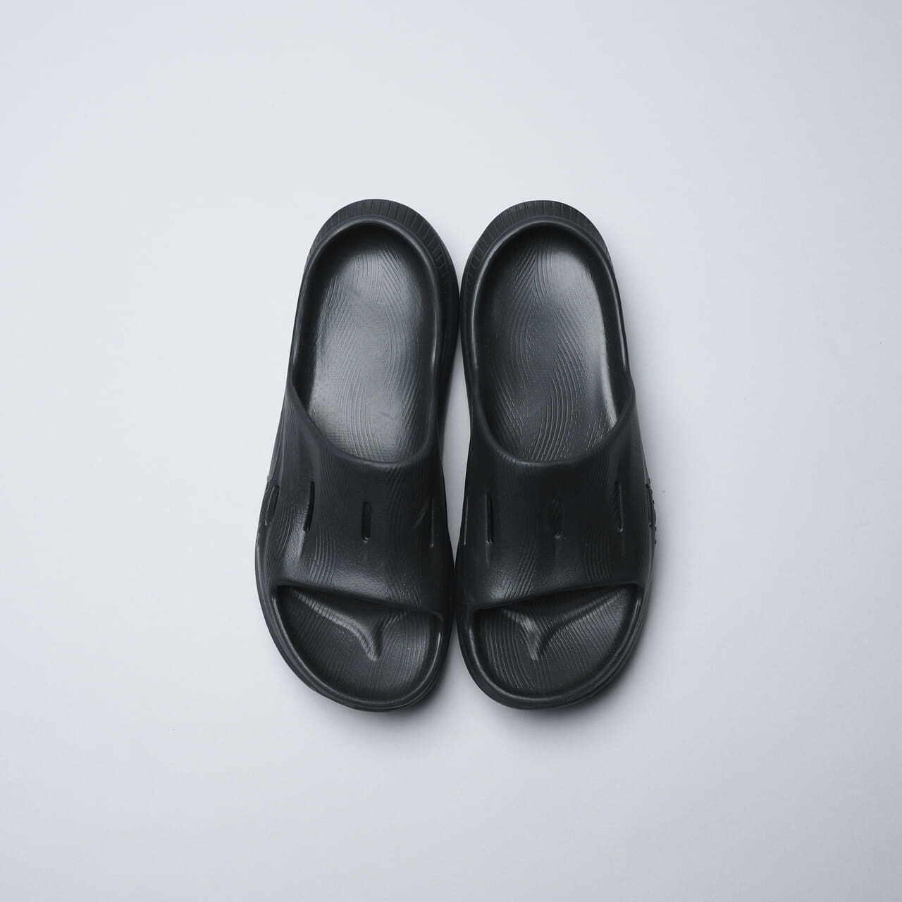 ホカ」の7月に買うべき“黒サンダル”3選！ 1万円以下のリカバリー