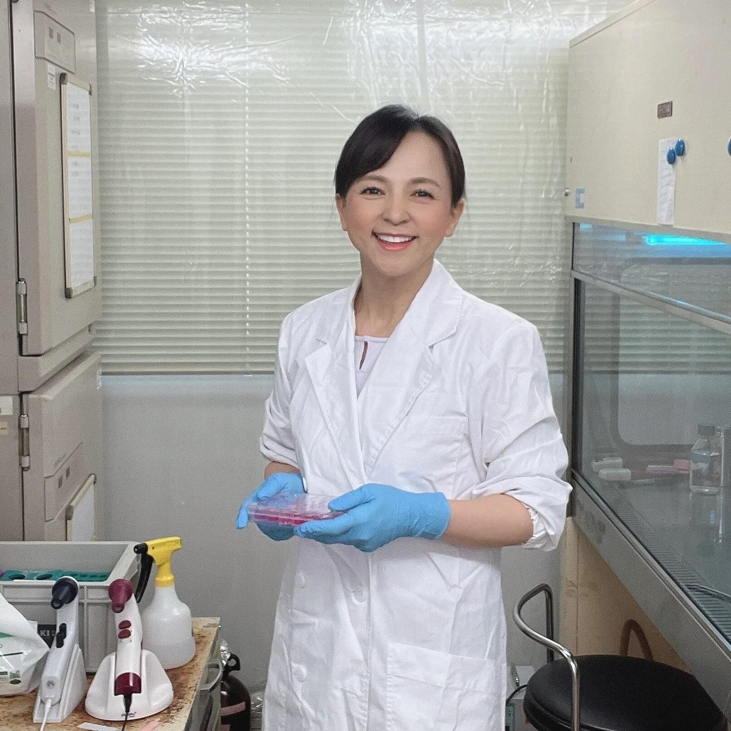 大学の研究室で顕微鏡を使い、細胞を手に研究を行ういとうまい子さん