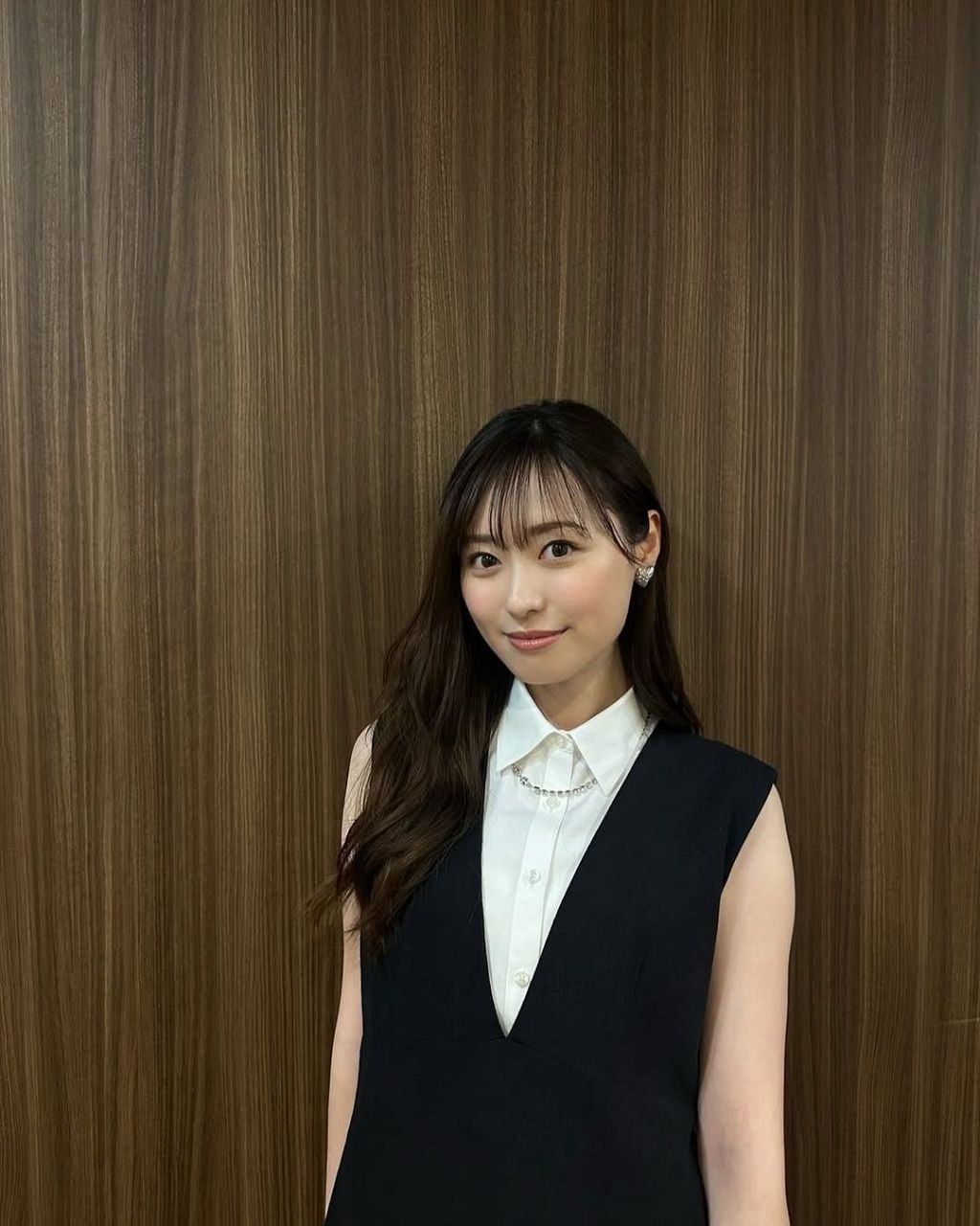 福原遥さんの黒シースルードレス姿