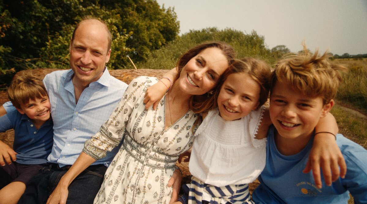 英国王室のウィリアム皇太子一家の公式写真。左からルイ王子、キャサリン妃、ウィリアム皇太子、シャーロット王女、ジョージ王子。