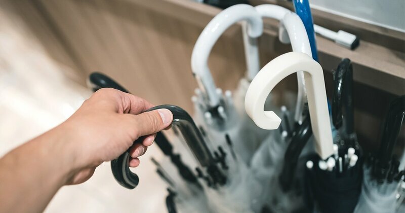 コンビニの傘立てでの傘の取り違えを防ぐためのイメージ写真
