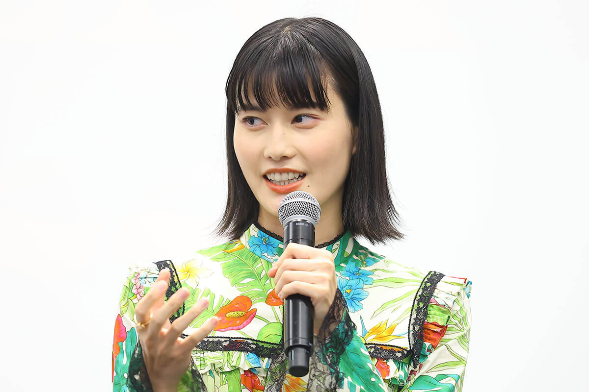 NHK大河ドラマ『べらぼう』で蔦屋重三郎の妻「てい」を演じる橋本愛さん。個性的な黒縁丸メガネをかけている姿。