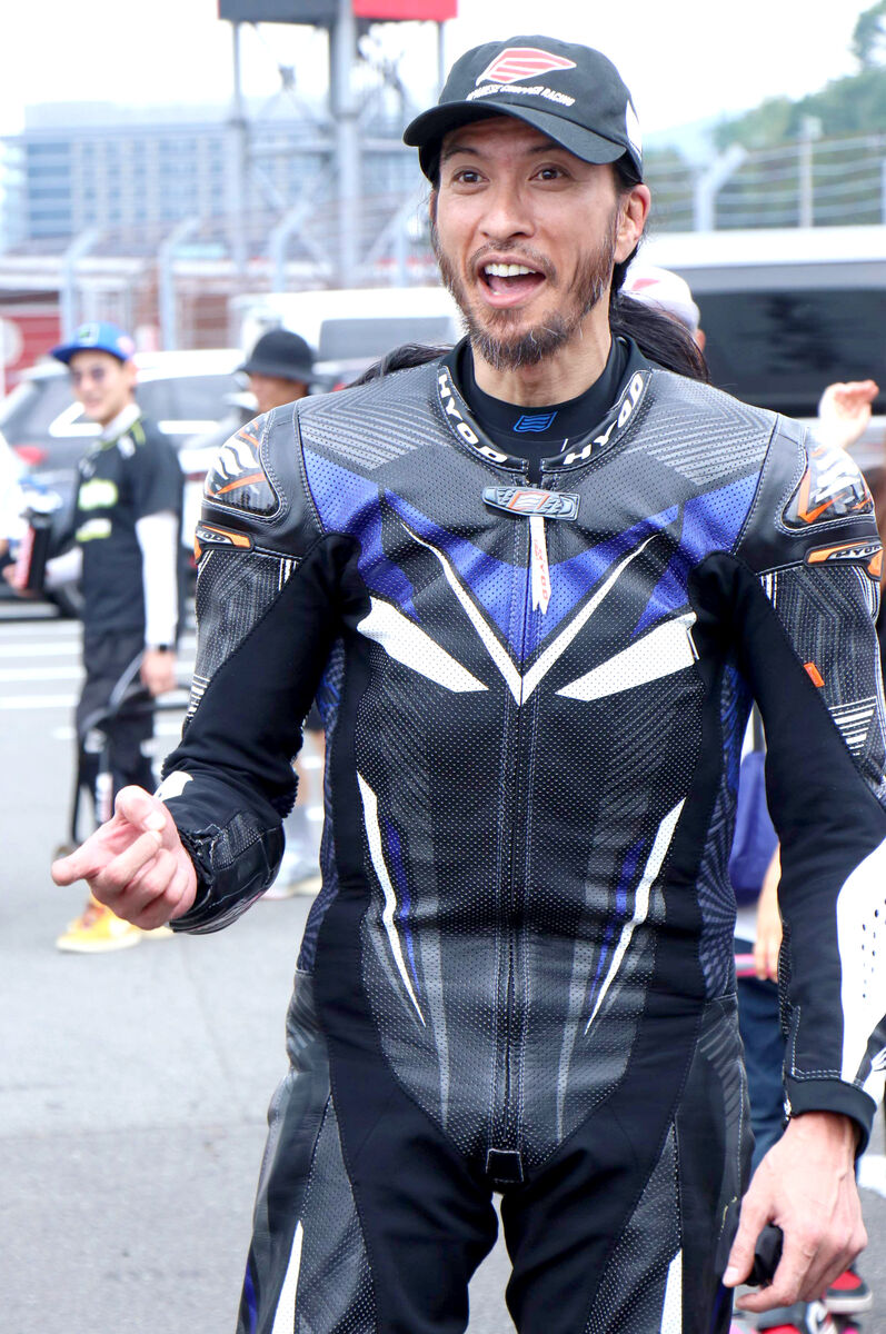富士スピードウェイのMCFAJクラブマンロードレースMAX10クラスで2位を獲得し、バイクに跨る長瀬智也