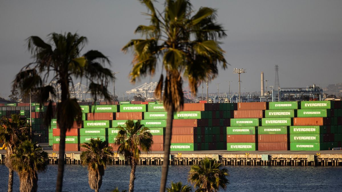 米カリフォルニア州サンペドロ港で積み上げられたコンテナ。貿易政策の影響を示唆。