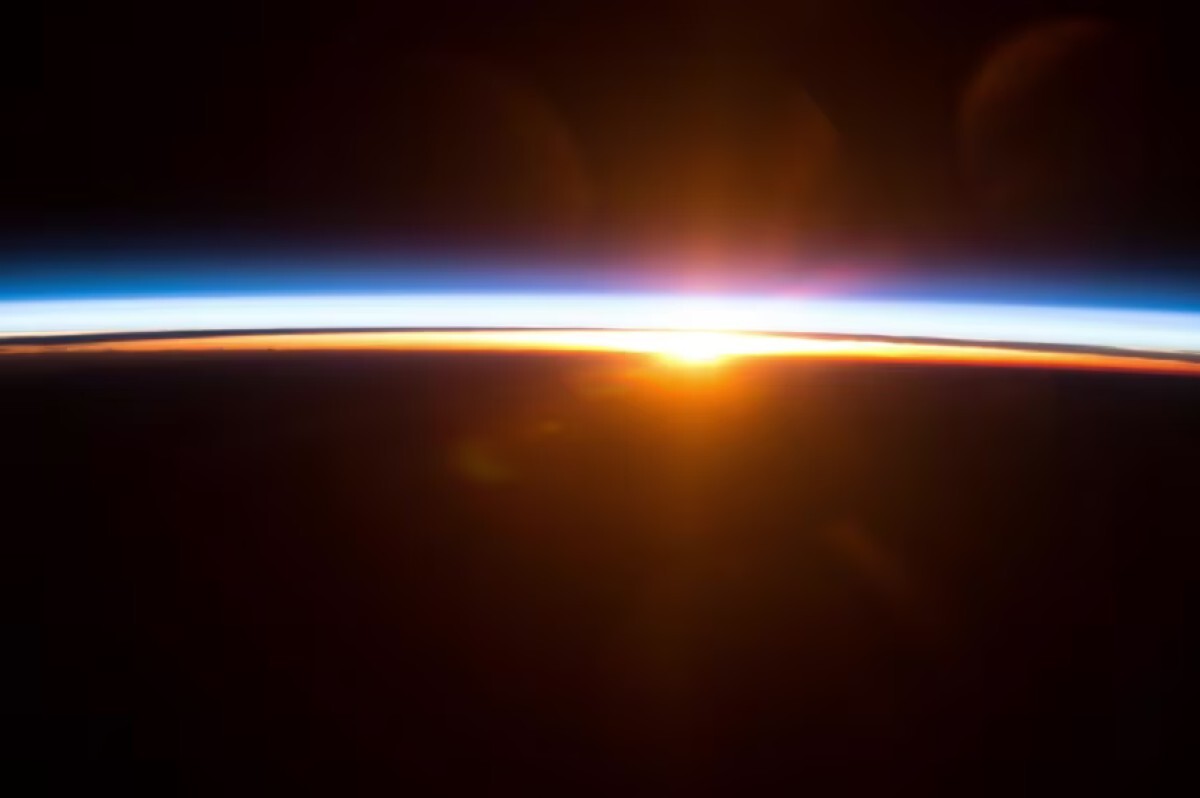 宇宙から見た地球と昇る太陽：遠日点における季節のメカニズム