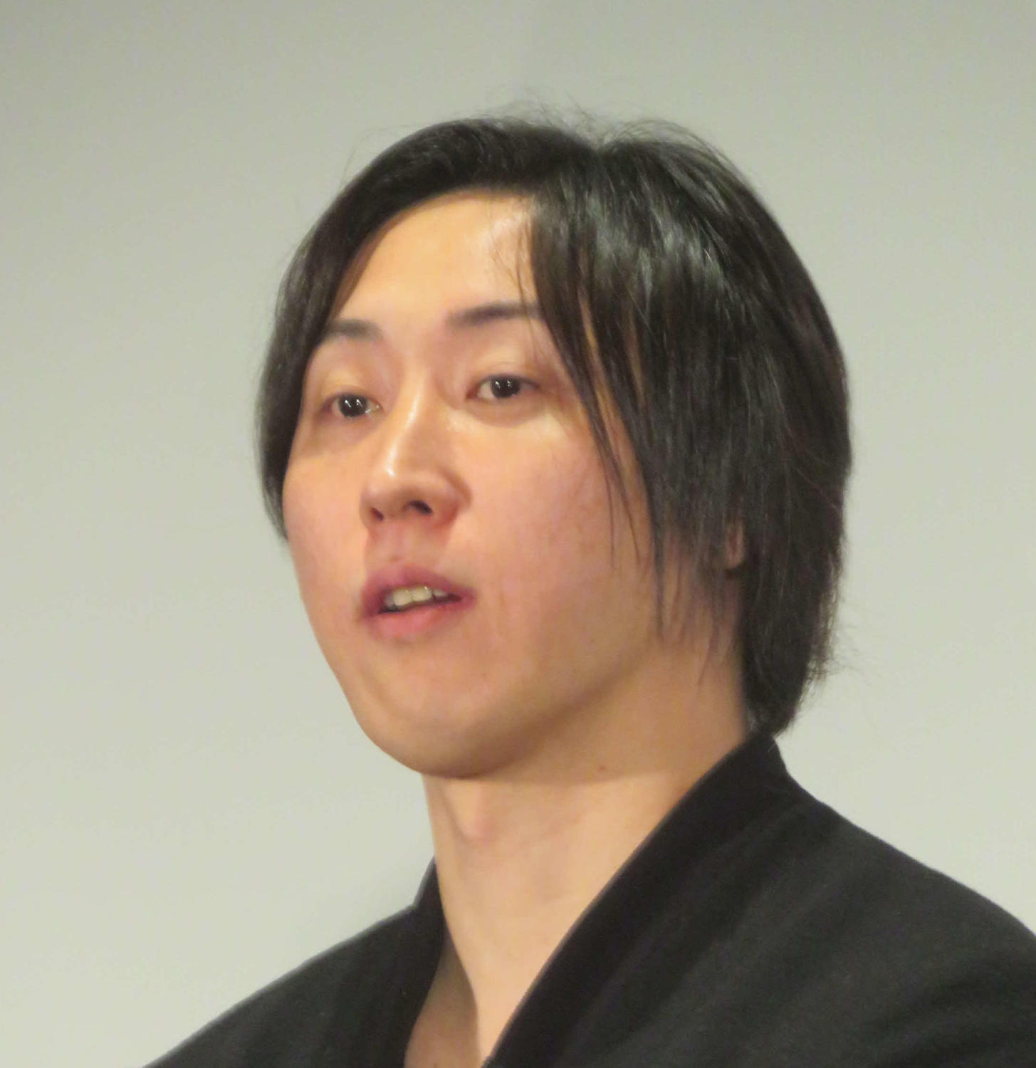 溝口勇児氏、新プロジェクト「NoBorder」に関するニュース記事での顔写真（2025年1月撮影）