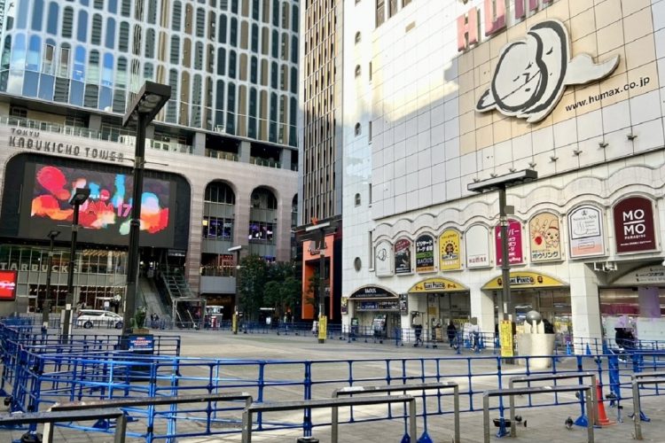 新宿・歌舞伎町、「トー横」に集う若者たち。深刻な社会課題に直面する世代の一側面。