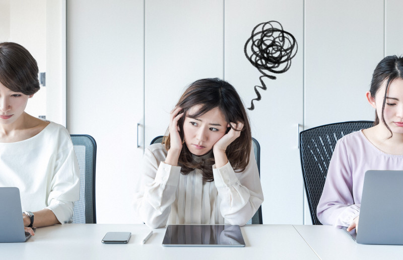 職場でのため息や舌打ちなど、グレーゾーンハラスメントを示すイメージ写真
