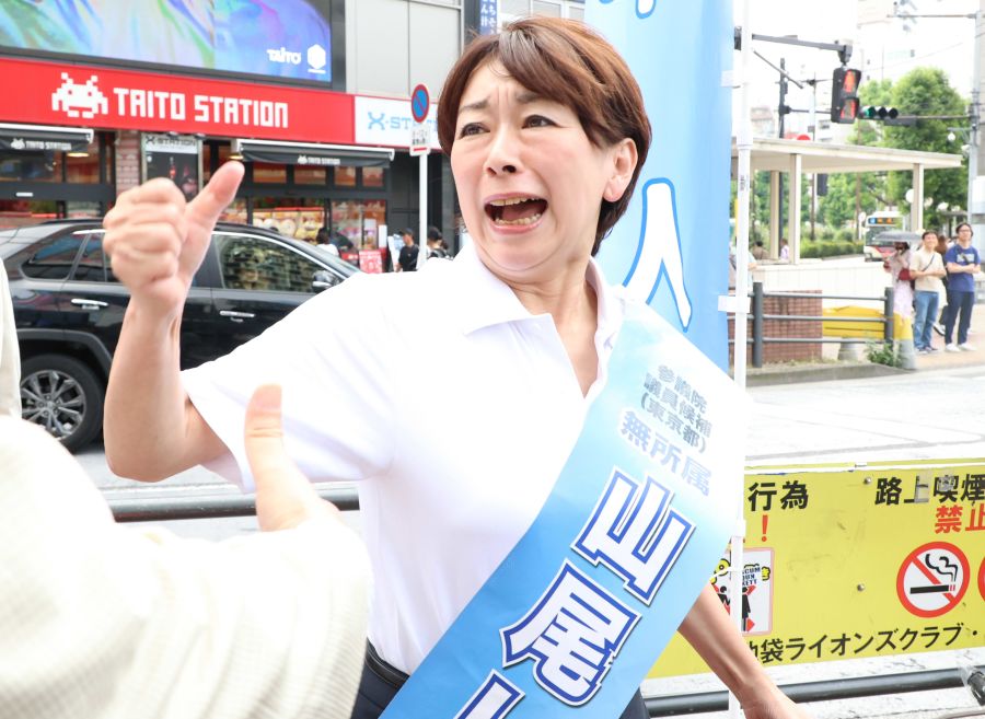 山尾志桜里氏が無所属で東京選挙区の参院選に出馬し街頭で演説する様子