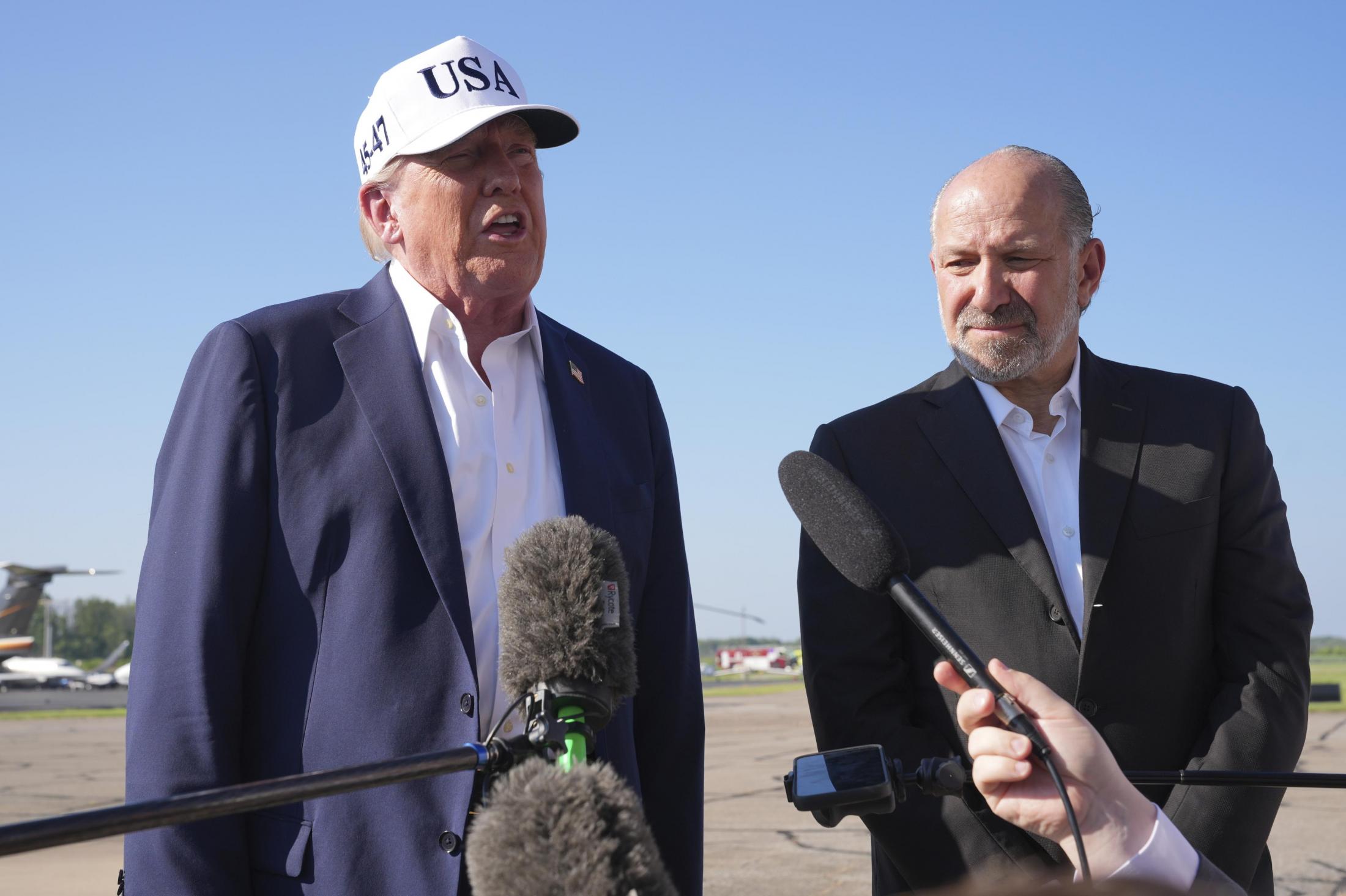 マスク氏の新党設立構想について語るトランプ大統領（左）、米ニュージャージー州の空港にて
