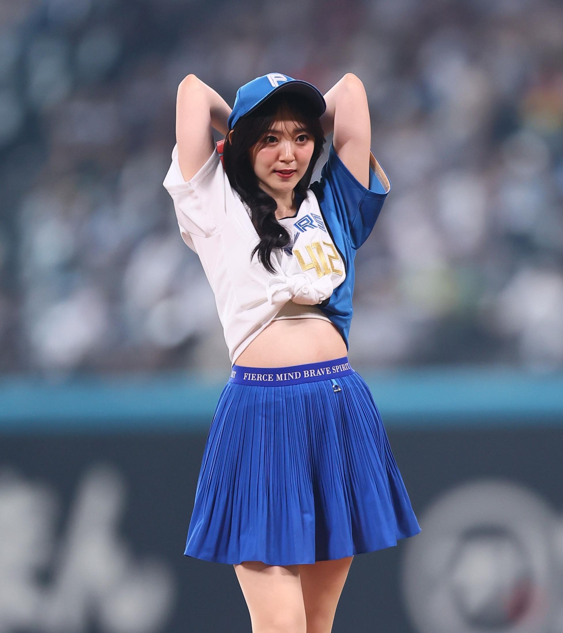 顔ちっちぇー」鈴木愛理が練習相手の日本ハム2選手と3ショット