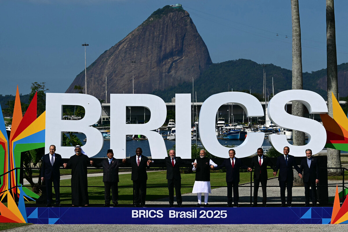 ブラジル・リオデジャネイロでのBRICS首脳会議にて、集合写真に応じる加盟国首脳ら。拡大する新興国グループの結束を示す光景。