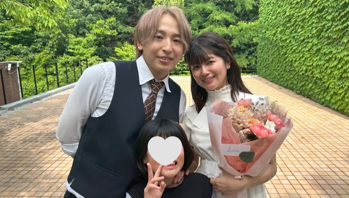 小林礼奈さん、再婚相手の尚人さん、娘のえれなちゃんの車内スリーショット