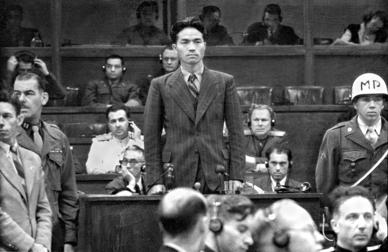 1946年、東京裁判でソ連側証人として証言台に立つ瀬島龍三元参謀（当時シベリア抑留中）。
