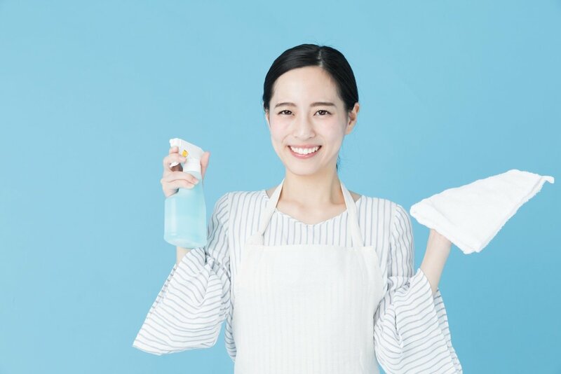 朝、玄関のたたきを清掃する様子