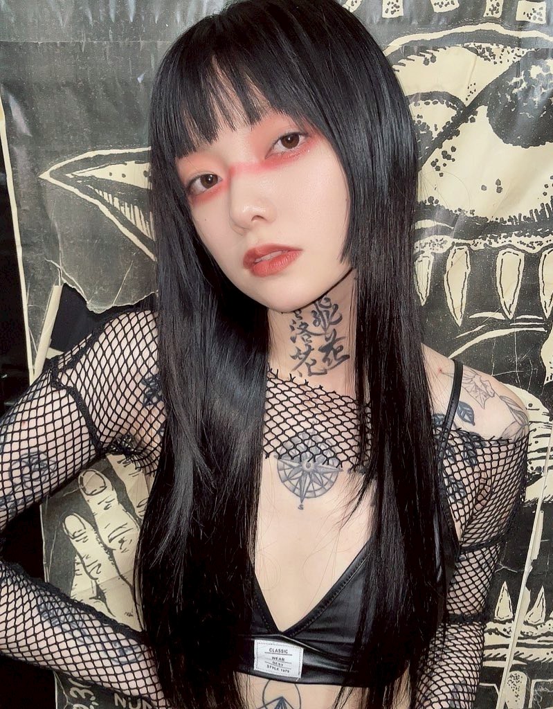 レズビアンであることを公表した異色アイドル、白亜御前さん