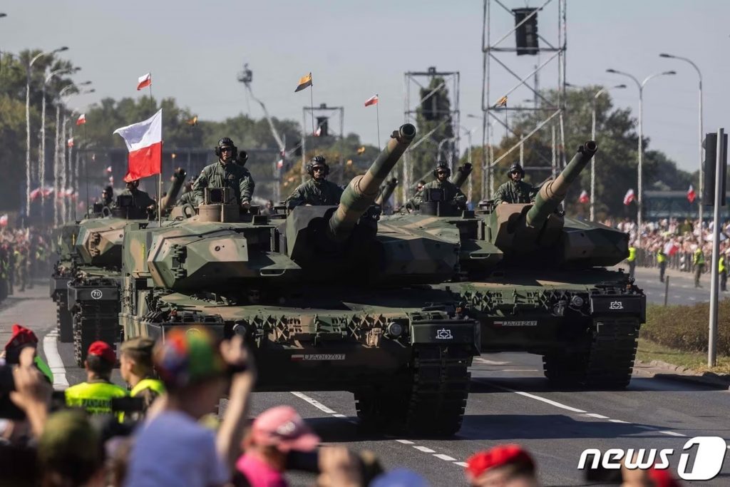 ポーランドで訓練中の韓国製K2戦車
