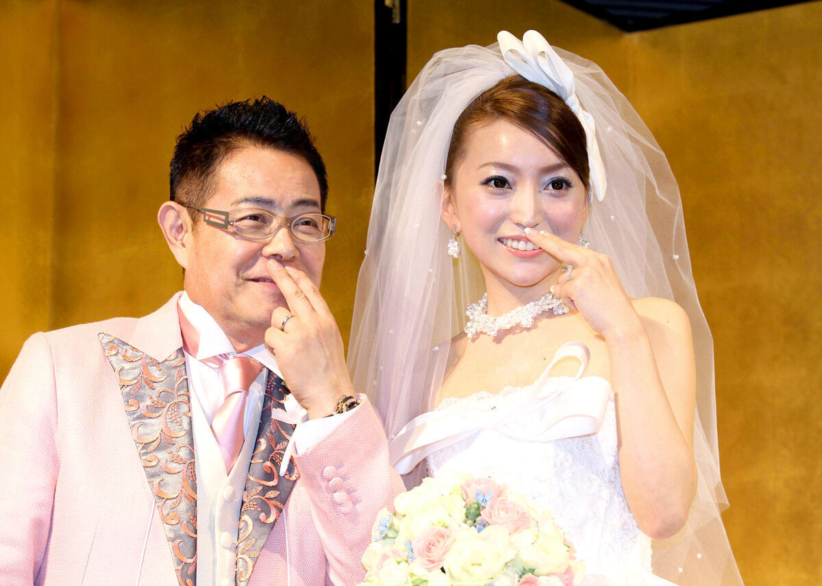 加藤茶の妻・加藤綾菜、6キロ減量後の上品なオフショルダー姿