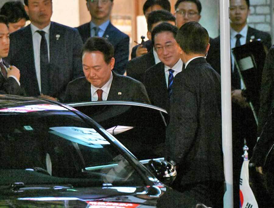 日韓首脳会談を終え車に乗り込む尹錫悦大統領と岸田文雄首相（2023年3月）