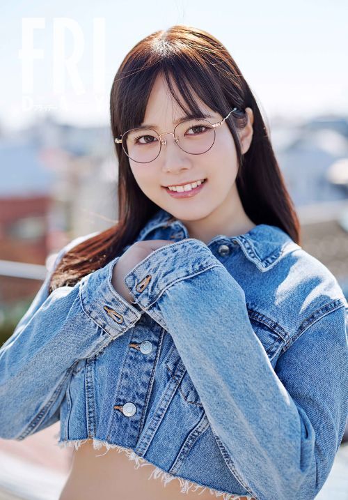 FRIDAYの表紙撮影でのグラビアアイドル東雲うみ。屋上でデニムのセットアップを着てポーズ。