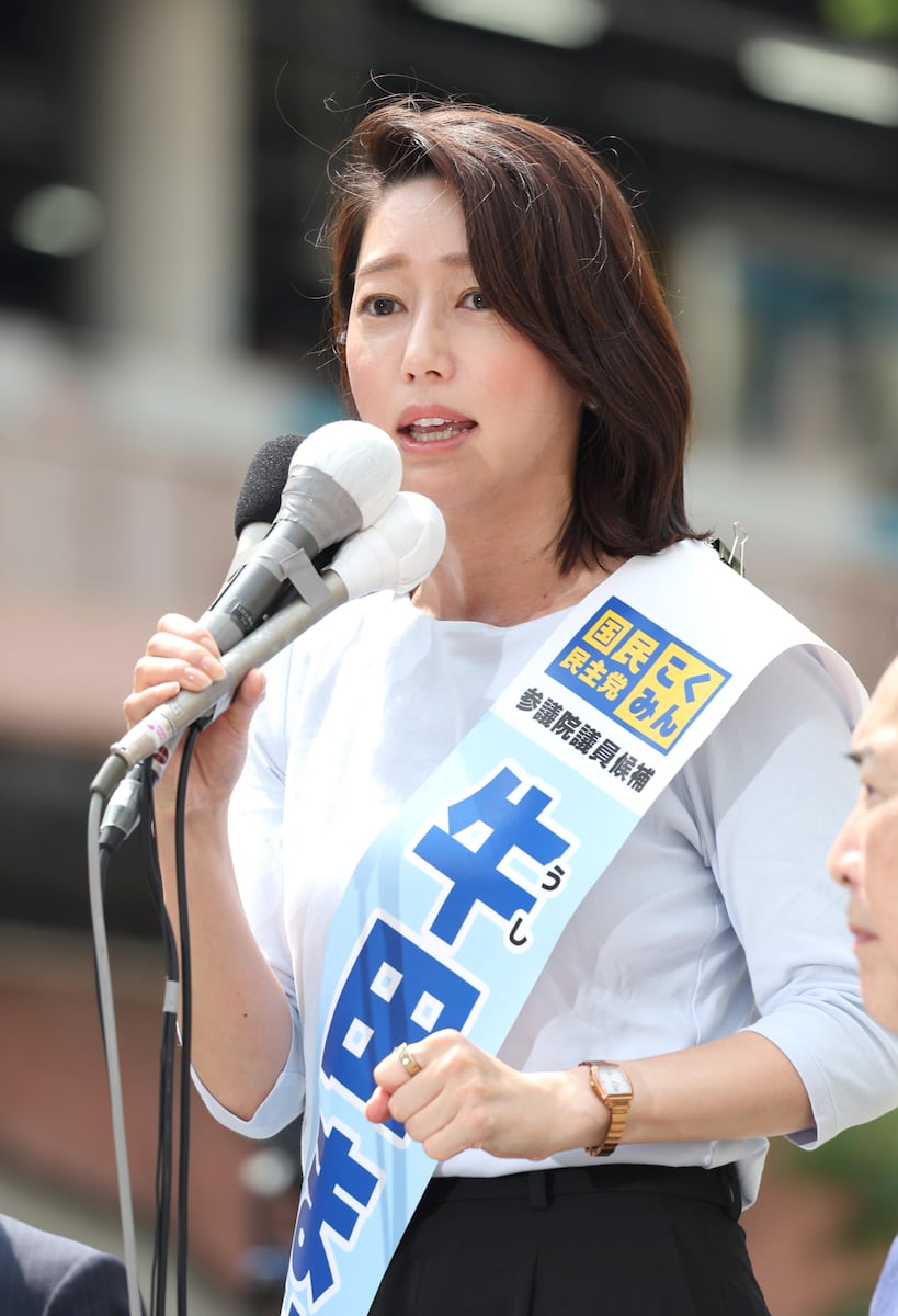 参院選東京選挙区での選挙活動を開始、新橋駅前で第一声を上げる国民民主党の元NHKアナウンサー牛田茉友氏