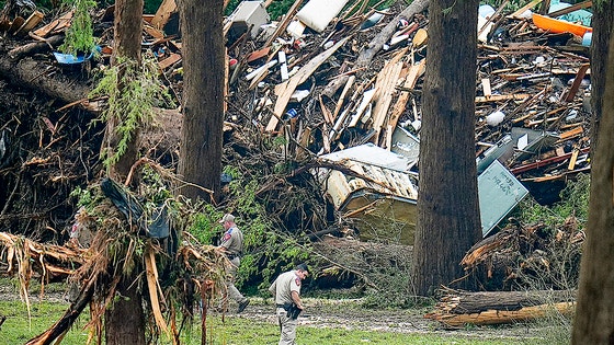 米テキサス州ハントのグアダルーペ川流域で捜索活動を行う公務員