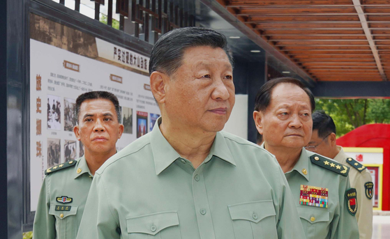 中央軍事委員会幹部（張又侠、方永祥ら）を伴い軍部隊を視察する中国の習近平主席