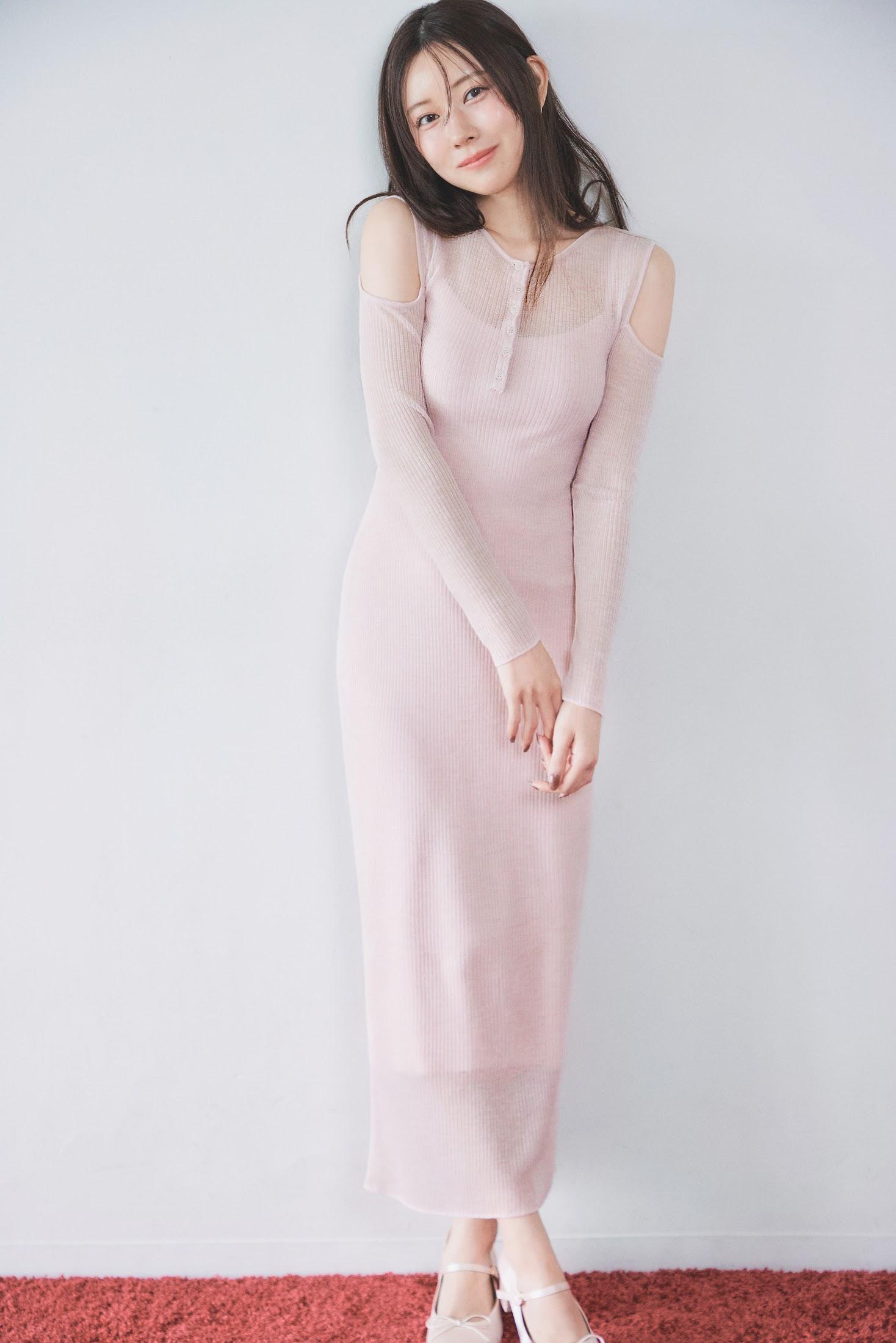渡辺美優紀＞透け感ニットワンピ 美脚際立つミニ丈も 秋の最新