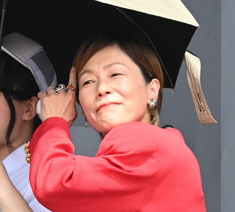 工務店社長が定番芸だった岩崎芳美がスナックのママに プラ