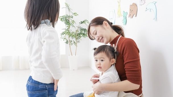 日本の都市部における人口減少のイメージ、多くの人々が行き交う街並み