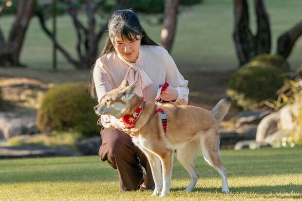 19歳のお誕生日に愛犬由莉を優しく抱きかかえる愛子さま