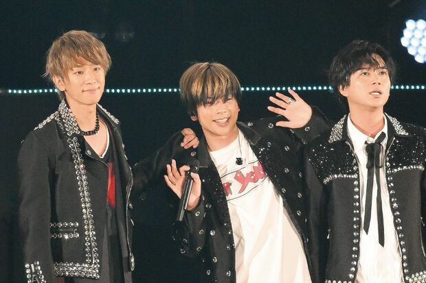 NEWSライブツアー「変身」を発表したメンバー3人（小山慶一郎、増田貴久、加藤シゲアキ）