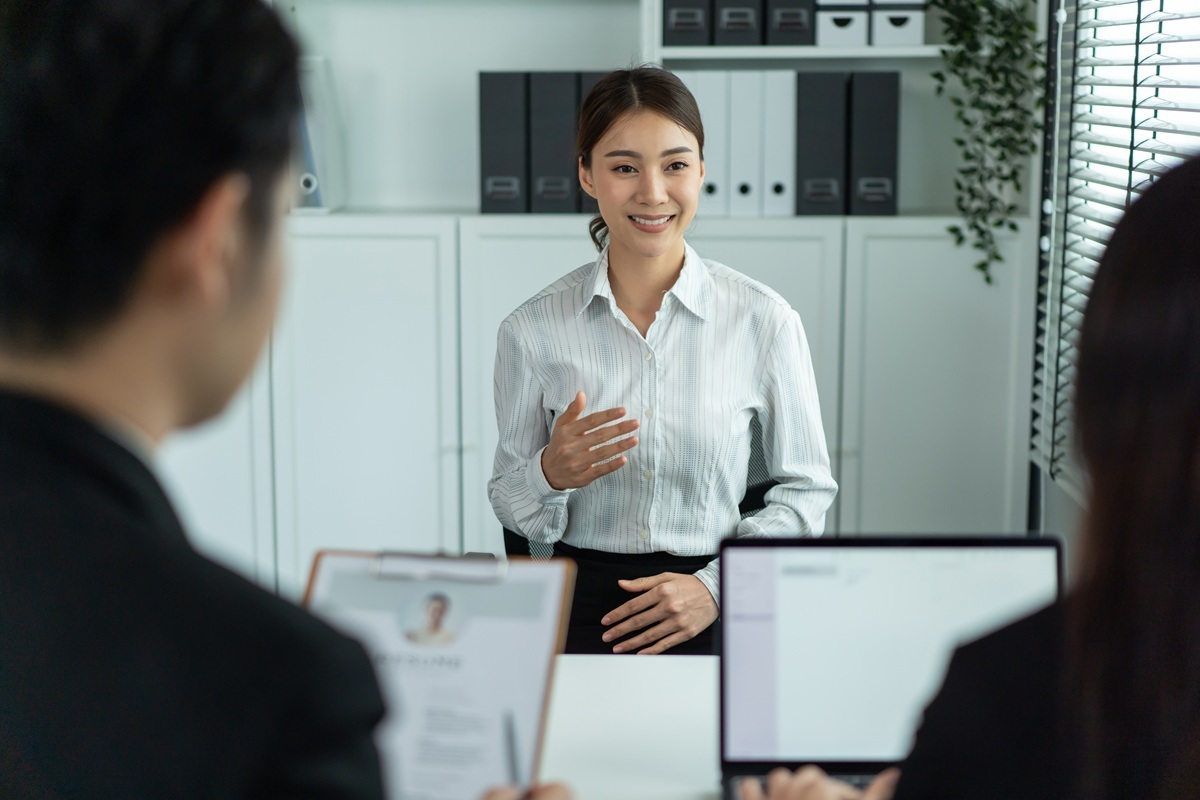 落ち着いた態度で面接に臨み、自信を示す応募者