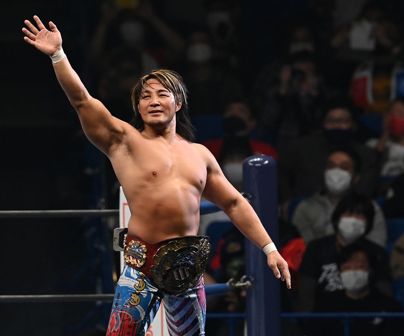 新日本プロレス社長に就任した棚橋弘至がファンに応える様子
