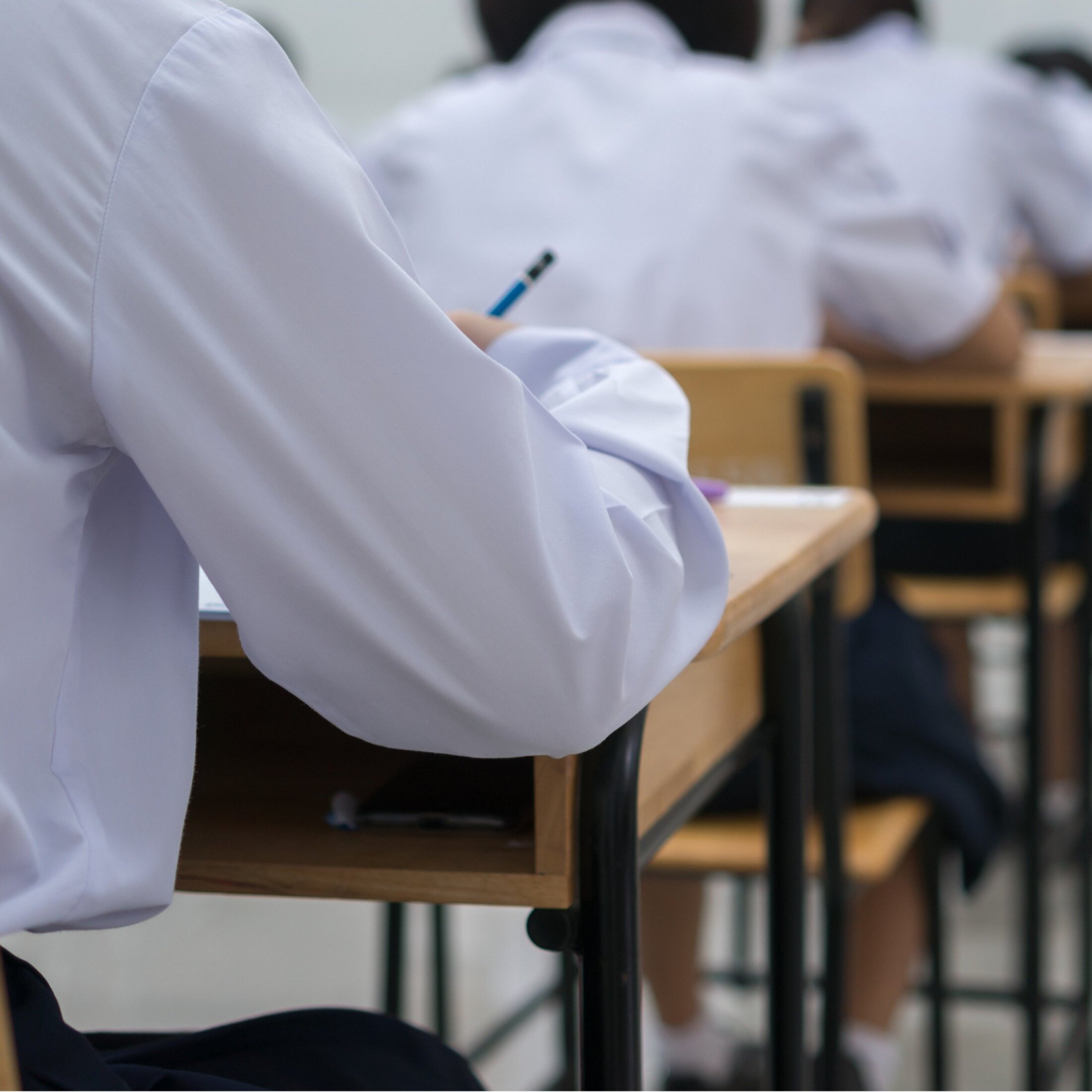 教員不足と免許外教科担任制度に直面する日本の学校現場。課題解決への道のりは遠い