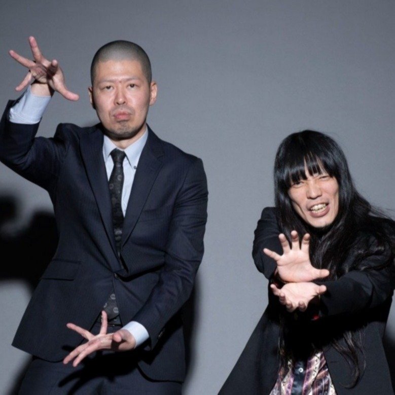 漫才コンビ金属バットの小林氏と友保氏がインタビューで音楽について語る