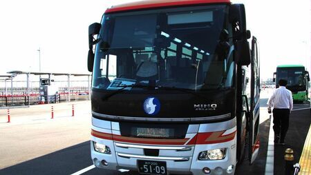 大阪・関西万博会場の西ゲート前バスターミナルに到着した神姫バス「エキスポ神戸号」。早朝から多くの利用者がいる様子を示唆。